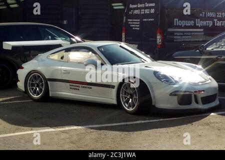 Mosca, Russia - 05 maggio 2019: Porsche 911 bianca GT3 RS Cup parcheggiata in strada. Vista laterale destra della vettura da corsa completamente modificata e ottimizzata Foto Stock