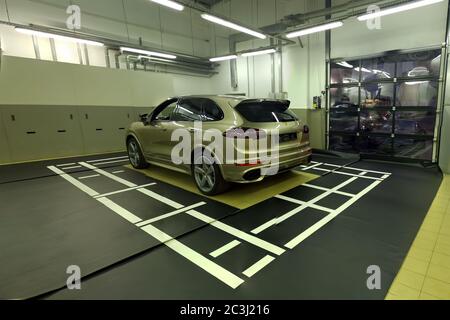 Mosca. Febbraio 2019. Porsche Cayenne nel centro di assistenza. Installazione e calibrazione della telecamera surround view 360. Configurazione delle telecamere posteriori anteriori e laterali Foto Stock