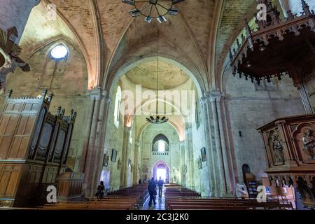 Pulpito e organo a navata di Eglise Collégiale, Saint-Émilion, dipartimento della Gironda, Nouvelle-Aquitaine, Francia. Foto Stock