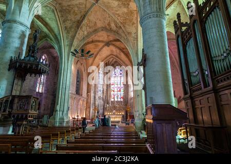 Pulpito e organo a navata di Eglise Collégiale, Saint-Émilion, dipartimento della Gironda, Nouvelle-Aquitaine, Francia. Foto Stock