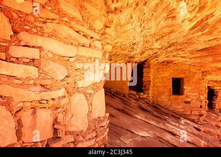 Le rovine Anasazi di 800 anni del Mule Canyon, conosciuto come la Casa del fuoco, perché quando il sole colpisce la roccia, sembra brillare come se fosse sul fuoco. Cedro Foto Stock