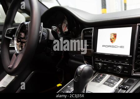 Mosca. Novembre 2018. Rimosso dall'airbag del volante. Porsche Panamera ripara lavori, esaminando in centro di assistenza. Interno della vettura smontato con pannelli in carbonio Foto Stock