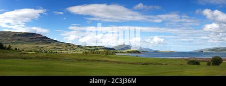 Isola di Skye panorama in estate. Skye è la più grande e più grande isola a nord delle Ebridi interne, Scozia, Regno Unito Foto Stock