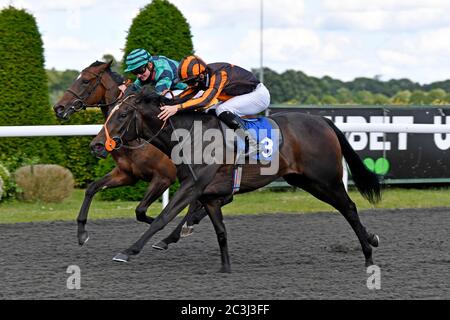 Ghaaliya guidato da Thomas Greatrex vince gli Stake di Novizio dei British Stallion Tacchs EBF Fillies all'ippodromo di Kempton Park. Foto Stock