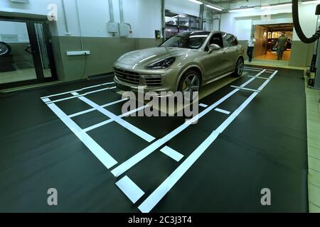 Mosca. Febbraio 2019. Porsche Cayenne nel centro di assistenza. Installazione e calibrazione della telecamera surround view 360. Configurazione delle telecamere posteriori anteriori e laterali Foto Stock