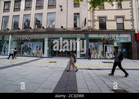 Cardiff, Galles, Regno Unito. 20 Giugno 2020. Una vista generale di Queen Street nel centro di Cardiff, un negozio Next e nuove strade, mentre i commercianti di strada si preparano a riaprire alcuni negozi lunedì 22 giugno dopo il blocco del coronavirus. Credit: Mark Hawkins/Alamy Live News Foto Stock