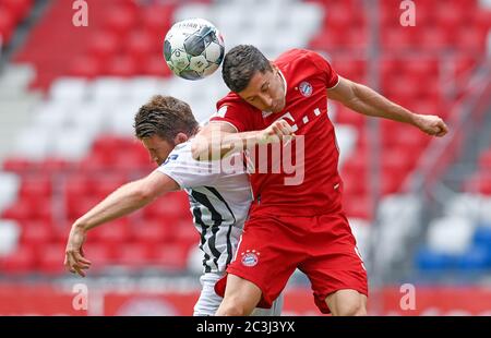 Monaco, Germania, 20 giugno 2020, Robert LEWANDOWSKI, FCB 9 competere per la palla, affrontare, duello, testata, zweikampf, azione, lotta contro Dominique HEINTZ, FRG 23 al 1.Bundesliga match FC BAYERN MUENCHEN - SC FREIBURG in stagione 2019/2020 am giorno 33. FCB Foto: © Peter Schatz / Alamy Live News / Markus Ulmer/Pressefito Ulmer /Pool - LE NORMATIVE DFL VIETANO QUALSIASI USO DI FOTOGRAFIE come SEQUENZE DI IMMAGINI e/o QUASI-VIDEO - Notizie nazionali e internazionali FUORI uso editoriale Foto Stock