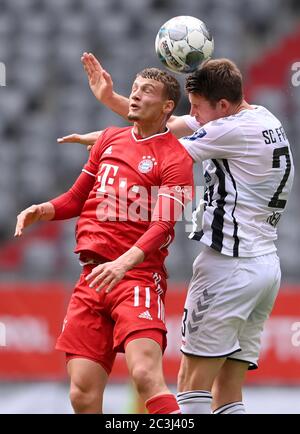 Monaco, Germania, 20 giugno 2020, Mickael (Michael) CUISANCE, FCB 11 competere per la palla, affrontare, duello, testata, zweikampf, azione, lotta contro Dominique HEINTZ, FRG 23 al 1.Bundesliga match FC BAYERN MUENCHEN - SC FREIBURG in stagione 2019/2020 am giorno 33. FCB Foto: © Peter Schatz / Alamy Live News / Markus Ulmer/Pressefito Ulmer /Pool - LE NORMATIVE DFL VIETANO QUALSIASI USO DI FOTOGRAFIE come SEQUENZE DI IMMAGINI e/o QUASI-VIDEO - Notizie nazionali e internazionali FUORI uso editoriale Foto Stock