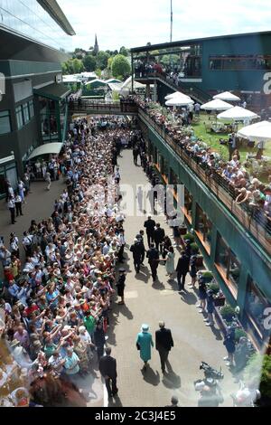 Martina Navratilova al ristorante Cote di Wimbledon con giornalista. Foto Stock