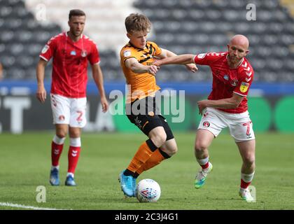 Jonny Williams (a destra) di Charlton Athletic e Josh Magennis di Hull City durante la partita del campionato Sky Bet allo stadio KCOM di Hull. Foto Stock