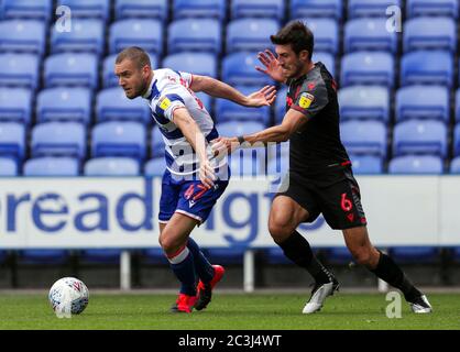 George Puscas (a sinistra) di Reading tiene fuori la Battesima di Stoke City durante la partita del campionato Sky Bet allo stadio Madejski di Reading. Foto Stock