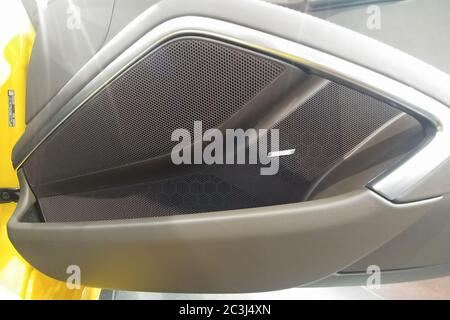 Mosca, Russia - 07 maggio 2019: Altoparlanti musicali del sistema audio Bose premium in una porta Porsche 911. Primo piano Foto Stock