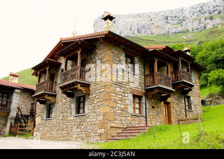 Casa estiva in pietra e legno rurale in montagna in Cantabria Spagna Foto Stock