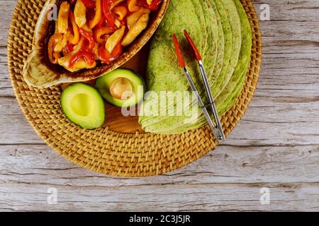 Tortillas di spinaci con fajita, limone e avocado. Cucina messicana. Foto Stock