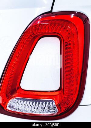 Primo piano della luce di coda dell'auto moderna blu Foto Stock