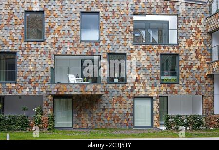 Moderno edificio di appartamenti, pareti esterne piastrellato in ardesia, porte scorrevoli in vetro, patio, finestre semplici, Fiandre, Europa, Bruges; Belgio Foto Stock