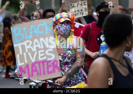 Londra, Regno Unito. 20 Giugno 2020. I manifestanti LGBTQ BLM marciano intorno a Londra. Da diverse settimane in tutto il Regno Unito si sono svolte proteste a sostegno del movimento Black Lives Matter. Credit: Liam Asman/Alamy Live News Foto Stock