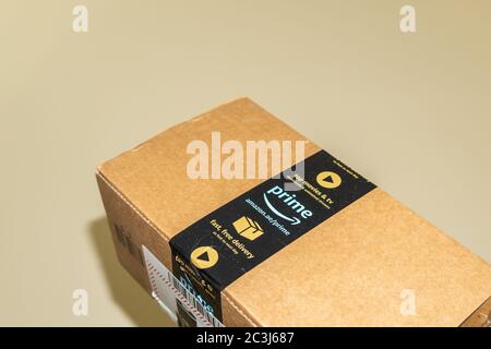 'RAK, RAK/UAE - 5/18/2020: Spedizione online Amazon prime Box negli Emirati Arabi Uniti (Emirati Arabi Uniti). ' Foto Stock