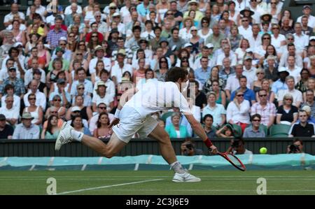 Andy Murray in azione durante il suo quarto round match contro Sam Querrey a Wimbledon. Foto Stock