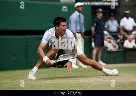 Novak Djokovic raggiunge un largo per una fronte durante la sua partita semifinale contro Tomas Berdych a Wimbledon. Foto Stock