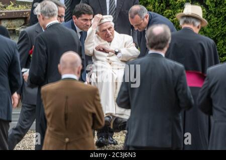 Regensburg, Germania. 20 Giugno 2020. Il papa emerito Benedetto XVI (M) visita la tomba dei suoi genitori e della sorella al cimitero di Ziegetsdorf vicino a Ratisbona. Benedetto rimarrà almeno per il fine settimana nel suo vecchio paese. Credit: Armin Weigel/dpa/Alamy Live News Foto Stock