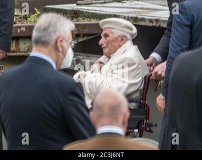 Regensburg, Germania. 20 Giugno 2020. Il Papa emerito Benedetto XVI visita la tomba dei suoi genitori e della sorella al cimitero di Ziegetsdorf, vicino a Ratisbona. Benedetto rimarrà almeno per il fine settimana nel suo vecchio paese. (Migliore qualità delle immagini) Credit: Armin Weigel/dpa/Alamy Live News Foto Stock