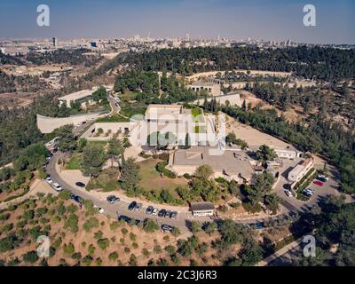 Vista del museo commemorativo dell'olocausto a Gerusalemme. Vista dall'alto di un quadricottero. Yad Vashem sulla collina alla periferia di Gerusalemme. GERUSALEMME Foto Stock