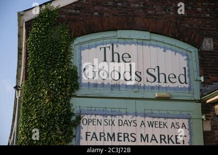 Segnaletica rustica per il ristorante Goods Shed sulla Station Road a Canterbury, Kent. Foto Stock