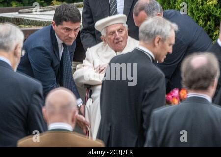 Regensburg, Germania. 20 Giugno 2020. Il papa emerito Benedetto XVI (M) visita la tomba dei suoi genitori e della sorella al cimitero di Ziegetsdorf vicino a Ratisbona. Benedetto rimarrà almeno per il fine settimana nel suo vecchio paese. (Migliore qualità delle immagini) Credit: Armin Weigel/dpa/Alamy Live News Foto Stock