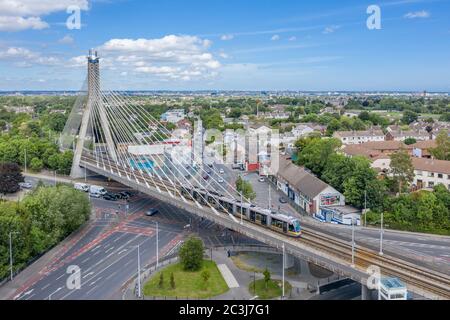 Il ponte William Dargan Bridge è un ponte sospeso a cavi a Dundrum, Dublino, in Irlanda. Trasporta la linea della barra luminosa LUAS attraverso un incrocio stradale trafficato. Foto Stock
