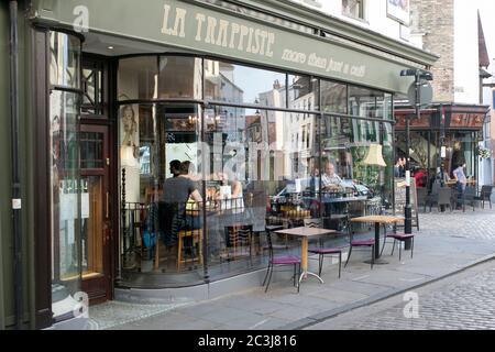 I clienti che cenano all'aperto a la Trappiste su Sun Street a Canterbury, Kent. Foto Stock