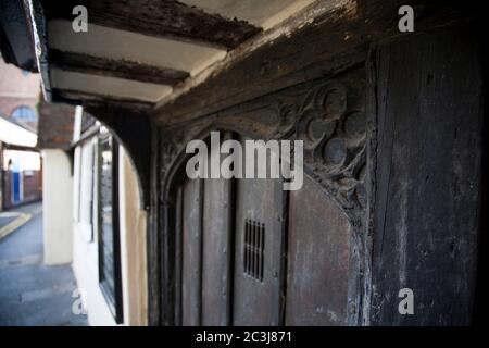 Primo piano degli antichi dettagli esterni del pub Parrot del XIV secolo a Canterbury, Kent. Foto Stock