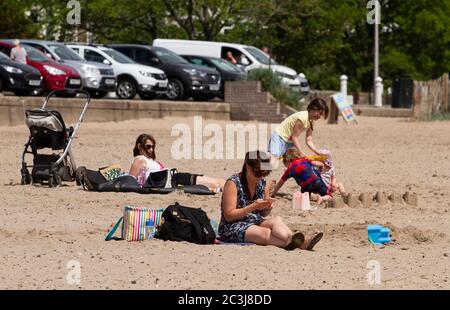 Dundee, Tayside, Scozia, Regno Unito. 20 Giugno 2020. Regno Unito Meteo: Sole caldo con copertura nuvolosa occasionale che si diffonde attraverso la Scozia nord-orientale con temperatura massima di 22°C. I residenti locali si divertono a prendere il sole e a stare con la famiglia e gli amici lungo la spiaggia di Broughty Ferry a Dundee durante la fase 2 del Covid-19, dove è prevista una rilassante chiusura. Credit: Dune Photographics/Alamy Live News Foto Stock