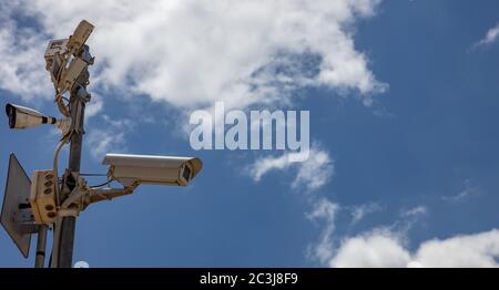 Telecamera di sorveglianza, CCTV. Telecamera di sicurezza ad alta risoluzione, sfondo blu, spazio per la copia. Monumento della protezione dell'Acropoli, Atene, Grecia, Foto Stock