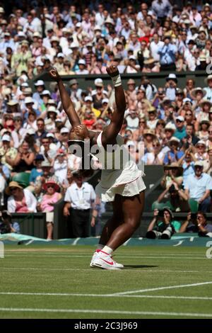 Serena Williams festeggia dopo aver vinto la finale di Women's singolare contro vera Zvonareva della Russia a Wimbledon nel 2010. Foto Stock