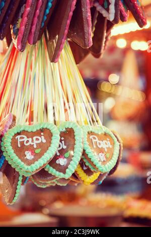 Pan di zenzero tedesco in vendita presso un mercatino di Natale a Berlino. Papi è tedesco per papà. Foto Stock