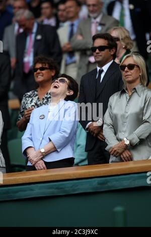 Billie Jean King ridendo in risposta ai commenti di Serena Williams sull'intervista a corte dopo che Williams ha sconfitto vera Zvonareva per vincere la finale dei singoli femminili a Wimbledon nel 2010. Accanto alla signora King c'è il nove volte campione di Wimbledon Martina Navratilova. Evonne Goolagong Cawley è visibile sul retro. Foto Stock