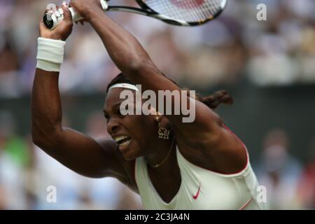 Serena Williams in azione sulla strada per vincere la finale femminile contro vera Zvonareva della Russia a Wimbledon nel 2010 Foto Stock