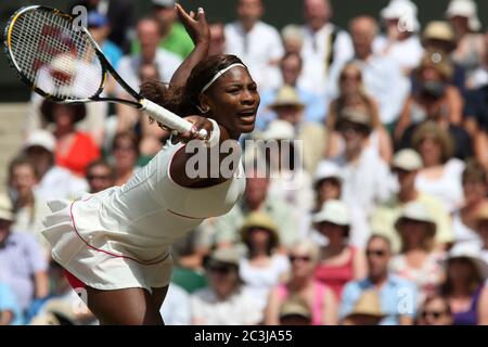 Serena Williams in azione sulla strada per vincere la finale femminile contro vera Zvonareva della Russia a Wimbledon nel 2010 Foto Stock