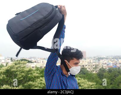 Teen indossare maschera protettiva viso . teen con zaini. Foto Stock