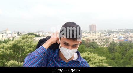 Teen indossare maschera protettiva viso . teen con zaini. Foto Stock