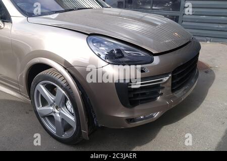 Mosca. Febbraio 2019. Incidente Porsche Cayenne Turbo in colore oro. Rottura della griglia anteriore, del paraurti posteriore, dei parafanghi e delle ruote. Foto Stock