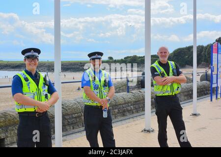 Barry Island in Galles, apre nuovamente i parcheggi ai visitatori dopo settimane di blocco. La polizia è felice che tutti rispettino le regole di allontanamento sociale Foto Stock