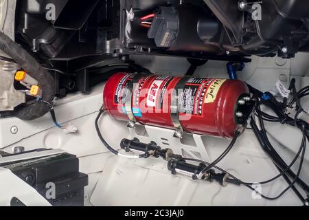 Mosca, Russia - 05 maggio 2019: Interno della Porsche 911 bianca GT3 RS Cup parcheggiata in strada. Auto da corsa completamente modificata e completamente sintonizzata. Estintore. Primo piano Foto Stock