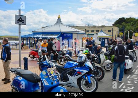 Barry Island è finalmente aperta ai visitatori dopo il blocco del coronavirus. Gruppi di motociclisti e motociclisti si incontrano dopo settimane a casa in blocco. Foto Stock