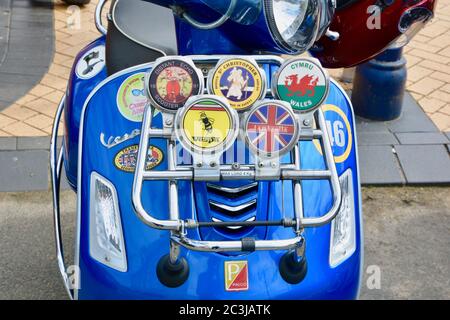 Barry Island è finalmente aperta ai visitatori dopo il blocco del coronavirus. Gruppi di motociclisti e motociclisti si incontrano dopo settimane a casa in blocco. Foto Stock