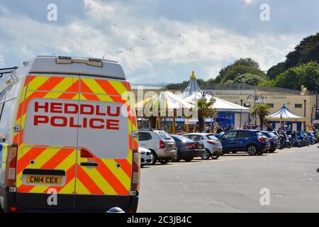 Barry Island, in Galles, apre nuovamente i parcheggi ai visitatori dopo settimane di blocco. La polizia è felice che tutti rispettino le regole di allontanamento sociale Foto Stock