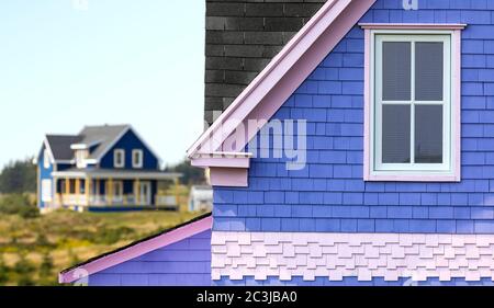 Particolare di una casa tradizionale, in stile generico su Iles de la Madeleine, Quebec. Un'altra casa in legno colorata può essere vista in lontananza. Spazio per te Foto Stock