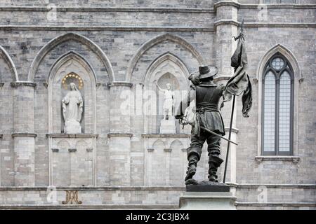 Particolare dell'esterno della Basilica di Notre Dame, con la statua di Paul de Chomedey de Maisonneuve, fondatore di Montreal. Nella città vecchia, Montreal, Canada. Foto Stock