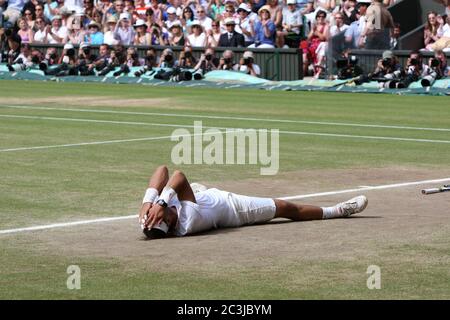 Rafael Nadal reagisce dopo aver sconfitto Tomas Berdych per vincere la finale maschile di singoli a Wimbledon nel 2010 Foto Stock